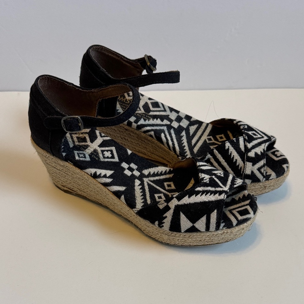Toms Black and White Geometric Wedges